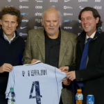 El día más esperado de Diego Forlán: el momento íntimo de la firma del contrato, la emoción de su mamá, la charla de Ignacio Alonso con los choferes de Ucot, y lo que le pidió su padre Pablo